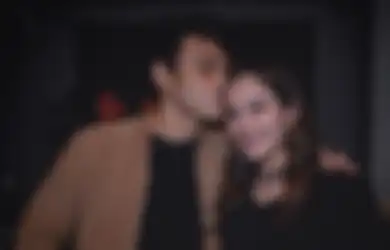 Pakai Kebaya Adat Jawa, Intip Potret Cantik Chelsea Islan Saat Bertunangan dengan Rob Clinton