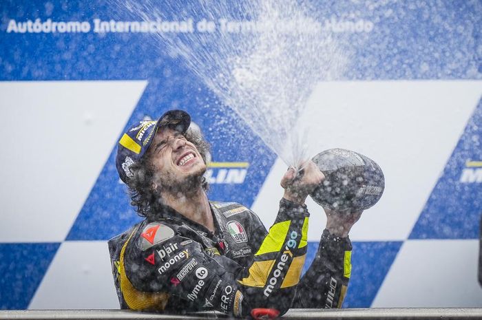 Pembalap Mooney VR46, Marco Bezzecchi, merayakan kemenangannya pada balapan MotoGP Argentina di Sirkuit Termas de Rio Hondo, Santiago, Argentina, 2 April 2023.