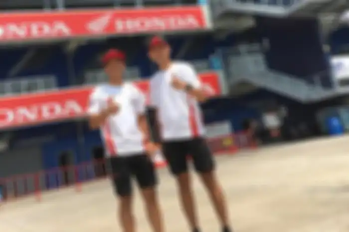 Dimas Ekky Pratama (kanan) dan Somkiat Chantra berpose di sirkuit Buriram Thailand kedua siap tampil di Moto2 Thailand akhir pekan ini