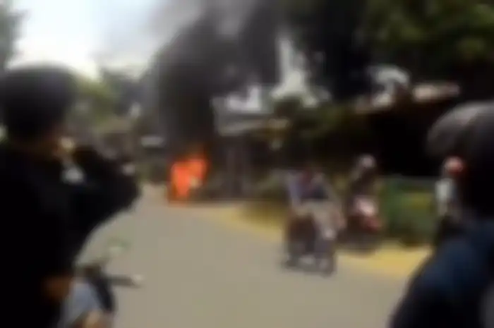 Sebuah motor terbakar hebat diduga api akibat power bank