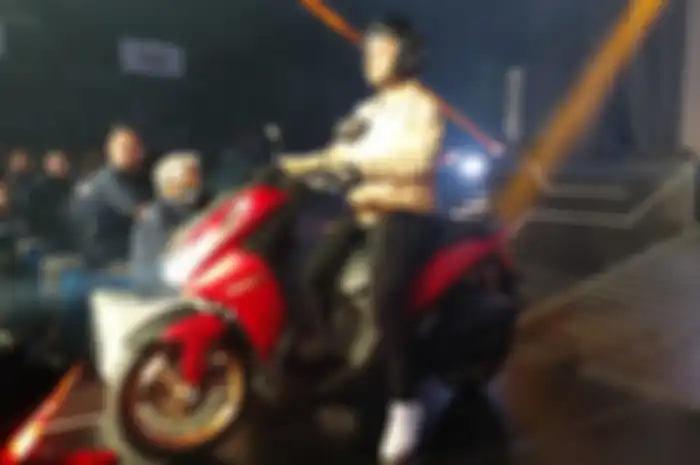 Enggak perlu jinjit lagi naik motor matic, caranya gampang banget nih bro.