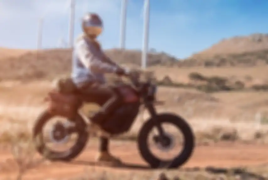 Fly Free SMART Desert, motor listrik bergaya scrambler tahun 1950-an