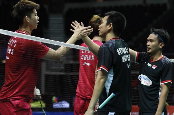 Momen saat ganda putra Indonesia, Mohammad Ahsan/Hendra Setiawan, menjabat tangan Liu Yuchen/Li Junhui (China) pada laga semifinal Singapore Open 2019