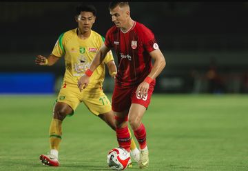 Duel Roman Paparyga Vs Malik Risaldi yang terjadi saat laga Persis Solo Vs Persebaya Surabaya di Stadion Manahan, Solo pada Sabtu (9/5/2026).