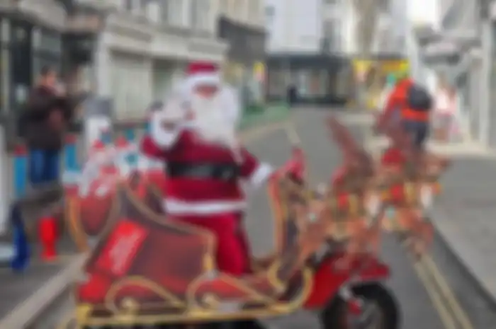 Pria ini modifikasi motor Vespa miliknya menjadi kereta luncur Santa Claus. Ada tujuan mulia di baliknya.