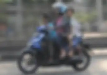 Banyak Kasus Bonceng Anak Bikin Cilaka? Ini Tips Aman Bonceng Anak 