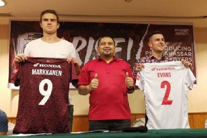 Striker yang baru direkrut PSM Makassar, Eero Markkanen (kiri), mencetak gol saat melawan Home United dalam penyisihan Grup H Piala AFC 2019 di Stadion Jalan Besar, Singapura, Rabu (27/2/2019) malam WIB.