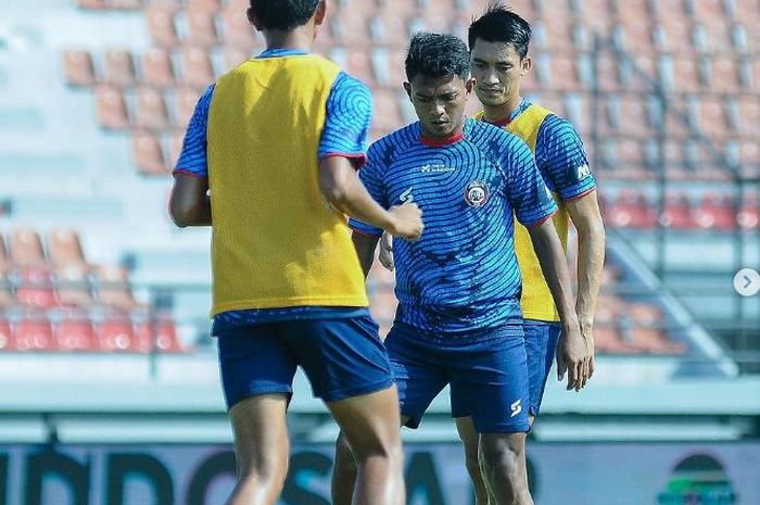 Penyerang Arema FC, Dedik Setiawan (tengah), tengah pemanasan jelang laga Arema FC melawan Dewa United.