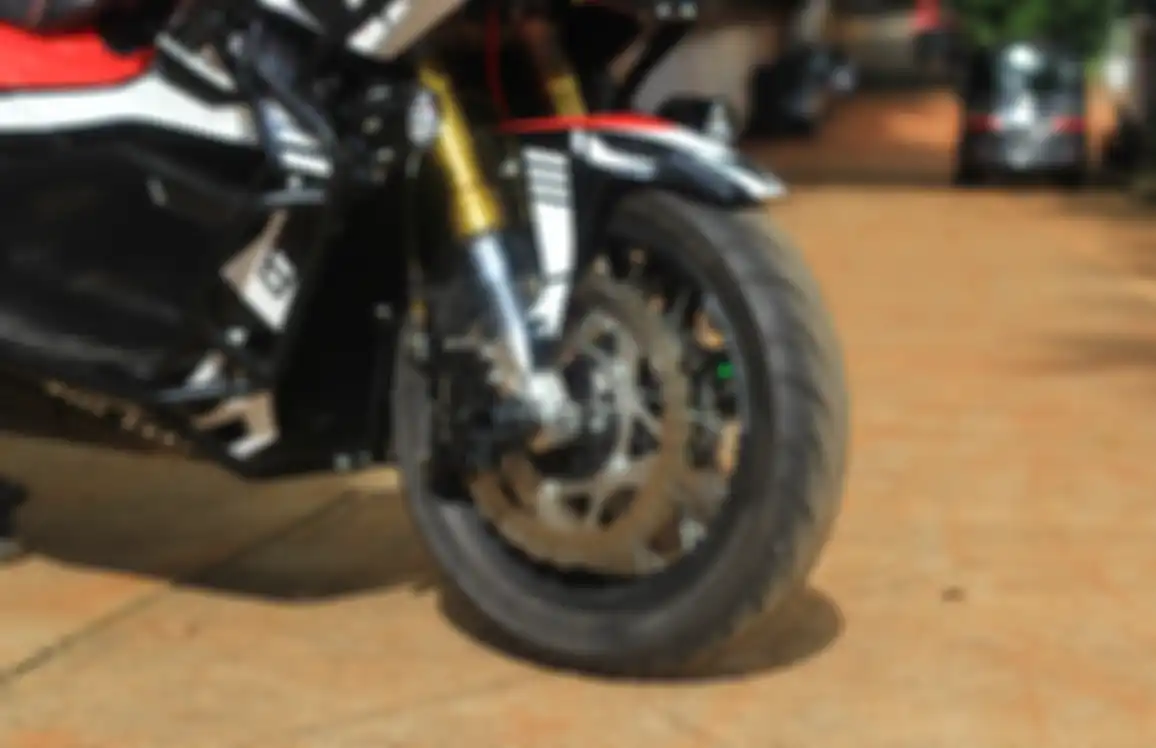 Teromol depan di-custom agar dapat memegang dua cakram Ninja 250
