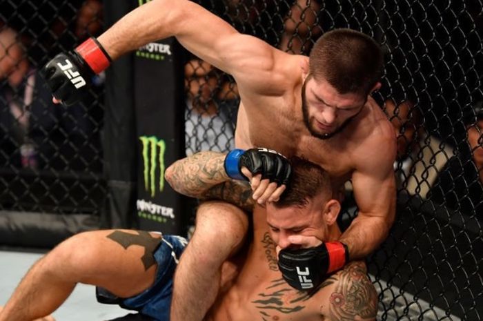 Aksi Khabib Nurmagomedov saat menghadapi Dustin Poirier pada ajang UFC 242 di The Arena, Abu Dhabi, Uni Emirat Arab, (7/9/2019)