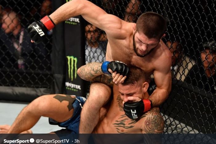 Aksi Khabib Nurmagomedov saat menghadapi Dustin Poirier pada ajang UFC 242 di The Arena, Abu Dhabi, Uni Emirat Arab, (7/9/2019)