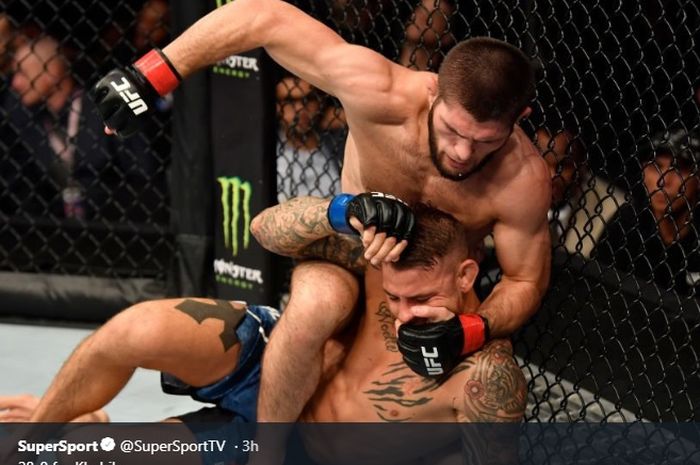 Aksi Khabib Nurmagomedov saat menghadapi Dustin Poirier pada ajang UFC 242 di The Arena, Abu Dhabi, Uni Emirat Arab, (7/9/2019)