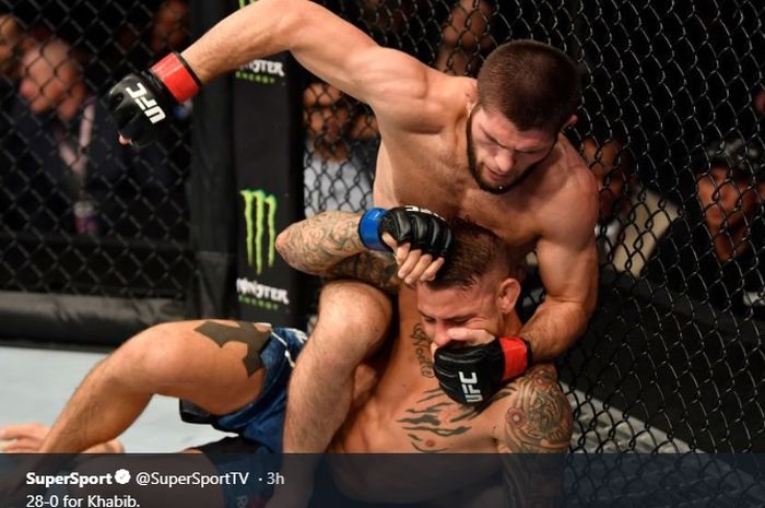 Aksi Khabib Nurmagomedov saat menghadapi Dustin Poirier pada ajang UFC 242 di The Arena, Abu Dhabi, Uni Emirat Arab, (7/9/2019)