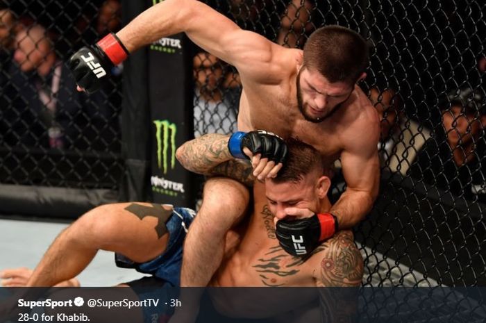 Aksi Khabib Nurmagomedov saat menghadapi Dustin Poirier pada ajang UFC 242 di The Arena, Abu Dhabi, Uni Emirat Arab, (7/9/2019)