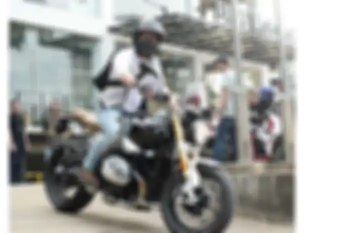 Penampilan Ariel Noah saat menunggangi motor BMW miliknya.