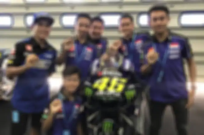 Galang Hendra (paling kiri) berlaga bareng tim Semakin Di Depan Biblion MotoxRacing