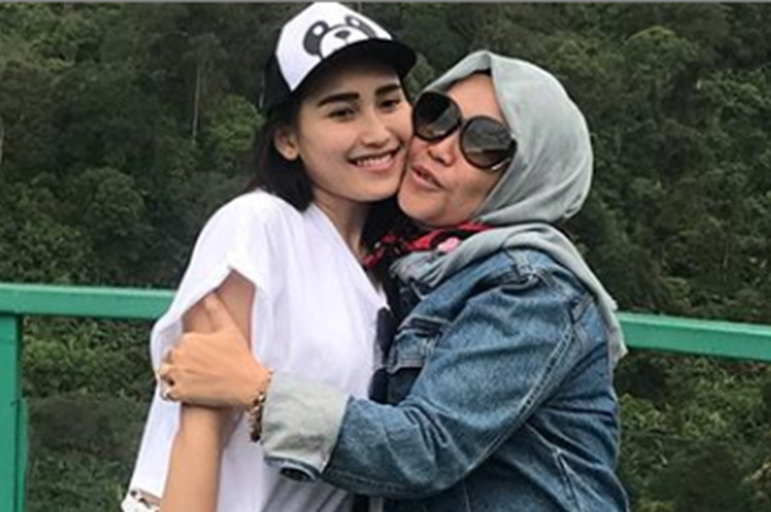 Ayu Ting Ting dan ibunya Umi Kalsum