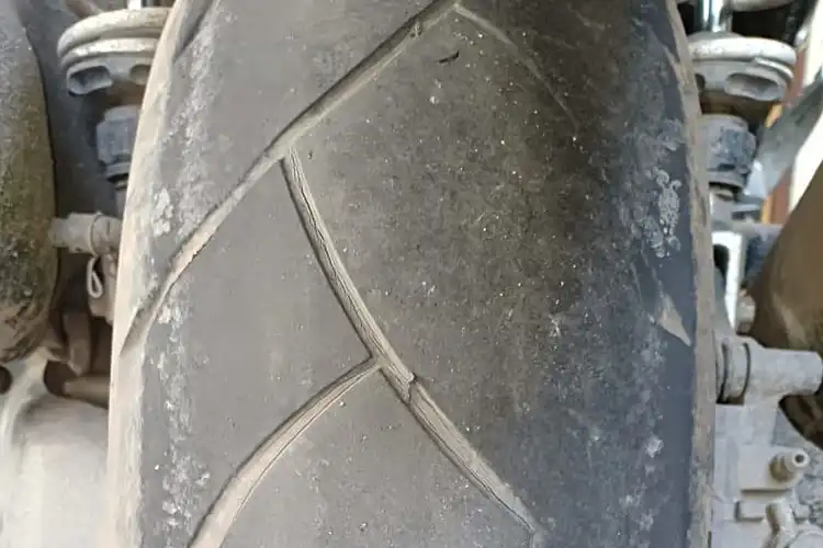 Ban Motor Botak Sebelah? Gak Perlu Panik, Ini Faktor Penyebabnya 