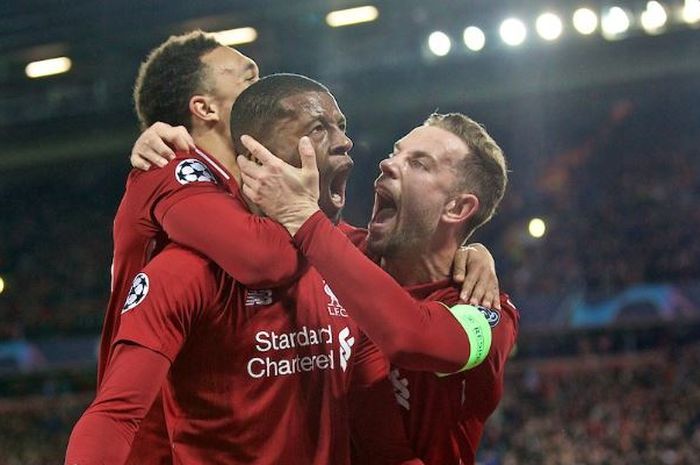 Trio Liverpool, Georginio Wijnaldum (tengah), Jordan Henderson (kanan), dan Trent Alexander-Arnold (kiri) merayakan gol ke gawang Barcelona, dalam laga leg kedua semifinal Liga Champions di Stadion Anfield, 7 Mei 2019.