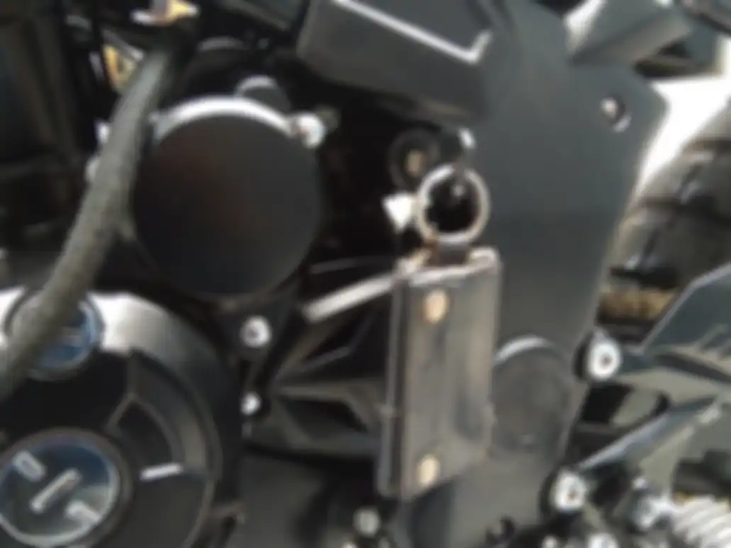 Kunci kontak kini pindah ke sebelah kiri motor, tepatnya di belakang mesin