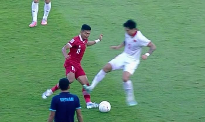 Tekel brutal Doan Van Hau di laga Indonesia vs Vietnam (6/1/2023).