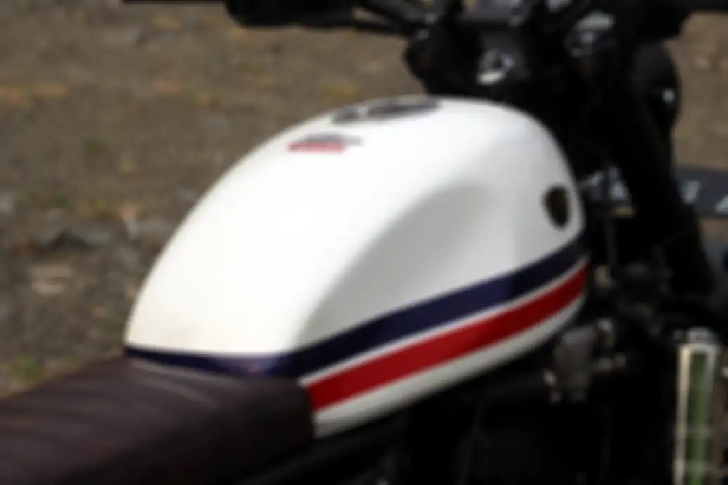 Tangki custom dibentuk mirip Interceptor 650