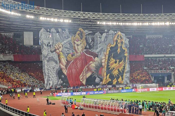 Koreo suporter La Grande Indonesia yang terlihat menyerupai Gatotkaca yang dibentangkan dalam laga Timnas Indonesia Vs China di Stadion Utama Gelora Bung Karno, Jakarta, Kamis (5/6/2025).