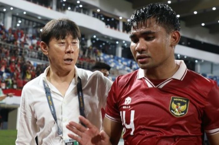 Pelatih Timnas Indonesia Shin Tae-yong bersama Asnawi Mangkualam.