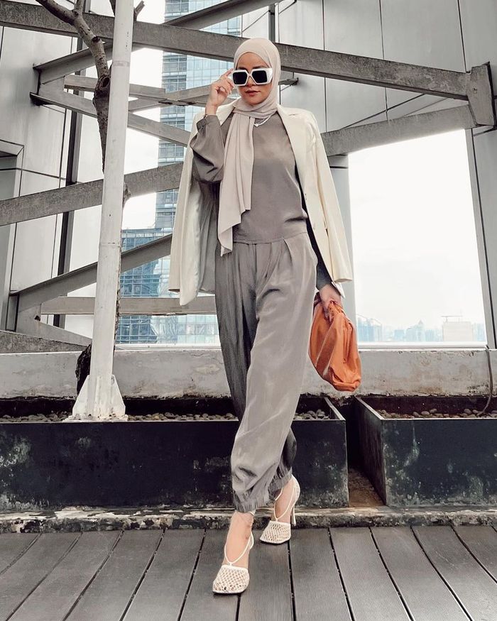 OOTD kasual Olla Ramlan saat kenakan tas mewah Bottega Veneta.
