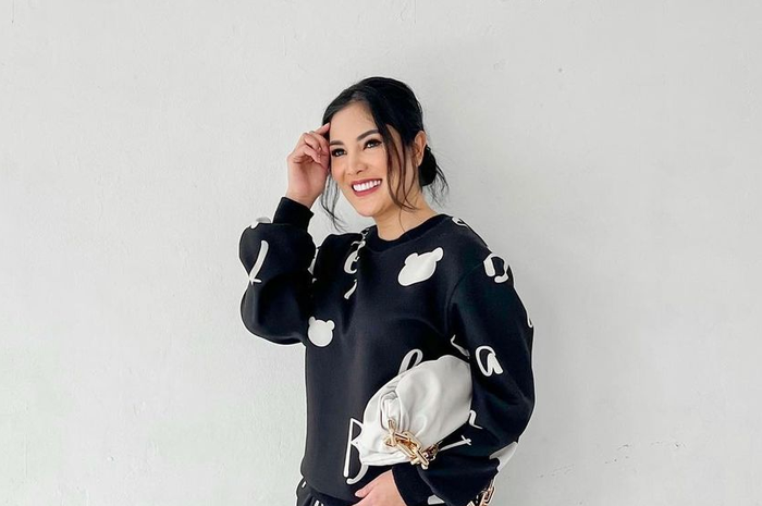 Nindy Ayunda kenakan tas mewah Bottega Veneta.