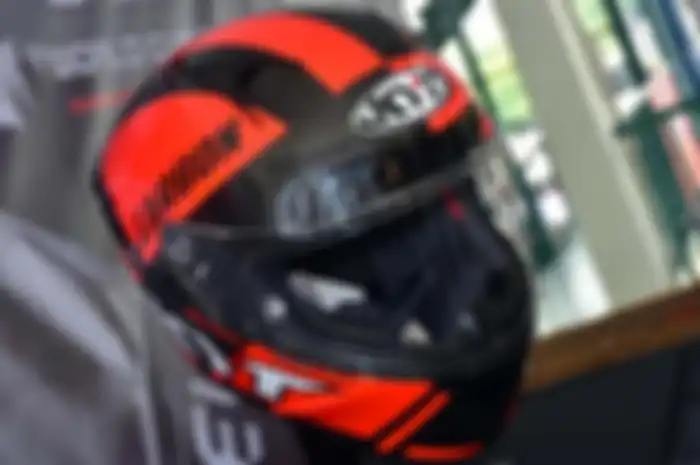 KYT NX-Race ada yang berbahan composite dan full carbon