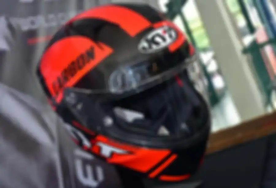 KYT NX-Race ada yang berbahan composite dan full carbon