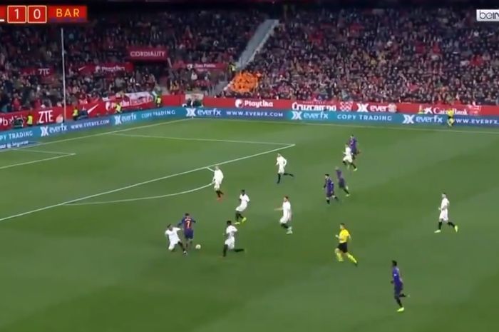 Penyerang FC Barcelona, Philippe Coutinho (kedua dari kiri), melakukan gocekan dalam laga pertama perempat final Copa del Rey melawan Sevilla di Stadion Ramon Sanchez Pizjuan pada 23 Januari 2019.