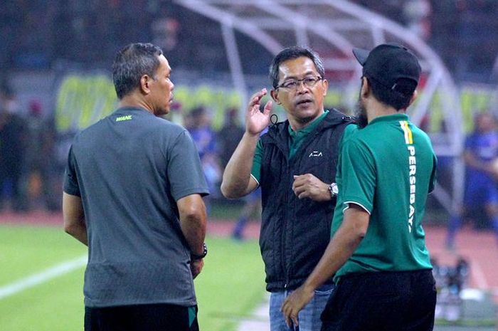 Pelatih Persebaya Surabaya, Aji Santoso (tengah).