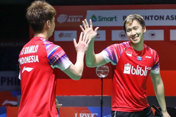 Pasangan ganda putra Indonesia, Marcus Fernaldi Gideon/Kevin Sanjaya Sukamuljo, melakukan selebrasi tos usai memenangi pertandingan atas wakil India, Lakhsya Sen/Chirag Shetty, pada semifinal Kejuaraan Beregu Asia 2020 di Rizal Memorial Colliseum, Manila, Filipina, Sabtu (15/2/2020).