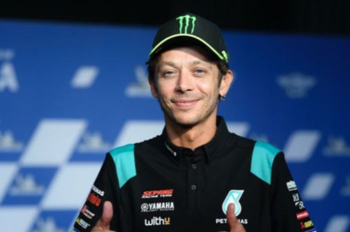 Pembalap Petronas Yamaha SRT, Valentino Rossi, ketika mengumumkan pensiun pada akhir MotoGP 2021 dalam sesi konferensi pers di Red Bull Ring, Spielberg, Kamis (5/8/2021).