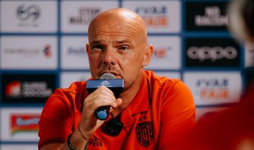 Pelatih Bali United, Johnny Jansen, sedang memerikan keterangan kepada media jelang melawan Persib Bandung, Jumat (31/10/2025).