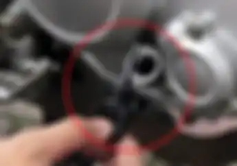 Tips Video Cara Mengecek Kodisi Oli Mesin Motor, Gampang Banget!