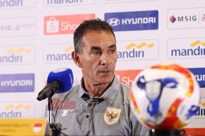 Pelatih Timnas U-23 Indonesia, Gerald Vanenburg, sedang memberikan keterangan kepada awak media di Media Center Stadion Utama Gelora Bung Karno, Senayan, Jakarta, 24 Juli 2025.