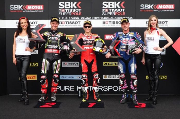 Jonathan Rea (kiri), Alvaro Bautista (tengah), Alex Lowes (kanan), setelah melakoni sesi superpole WSBK di Sirkuit Buriram, Thailand (16/3/2019)