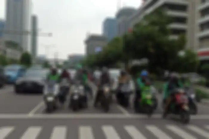 Para pengendara motor di Jalan Nasional