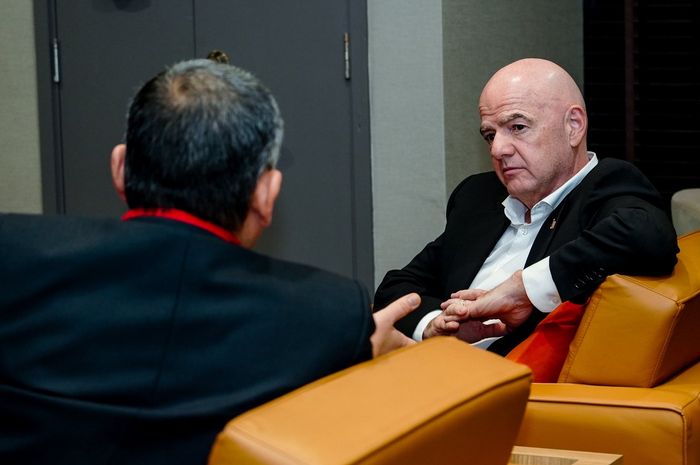 Presiden FIFA Gianni Infantino berdiskusi dengan Presiden Kehormatan FAM Hamidin Mohd Amin dalam kunjungannya ke Malaysia.