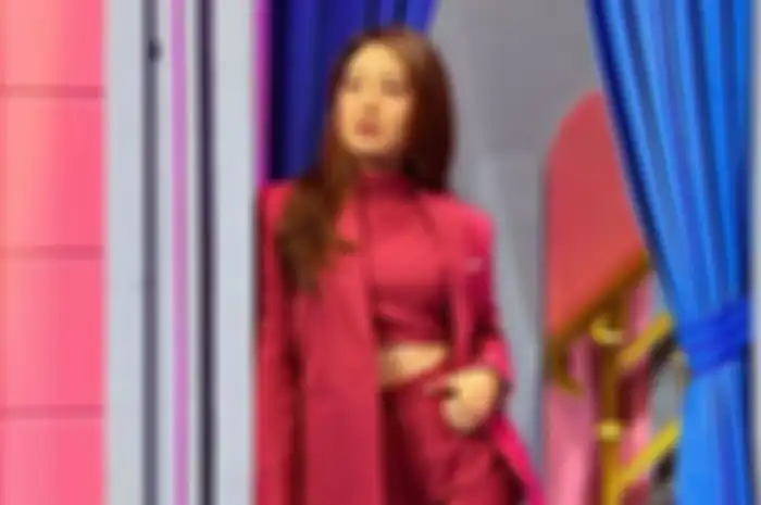 Natasha Wilona saat kenakan setelan jas modis