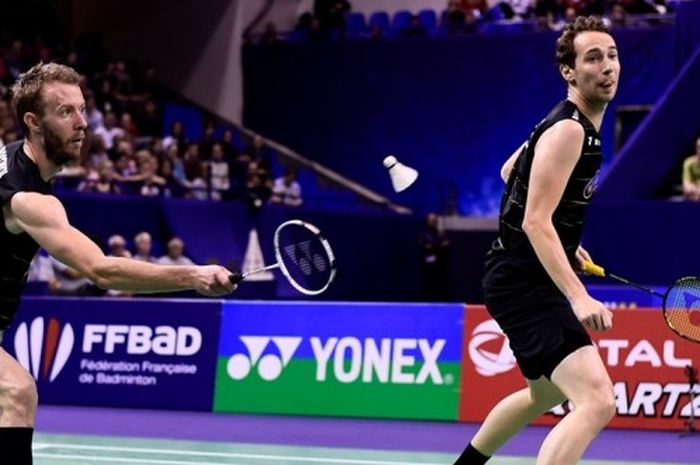    Pasangan ganda putra Denmark, Mathias Boe (depan)/Carsten Mogensen, saat menjalani pertandingan m