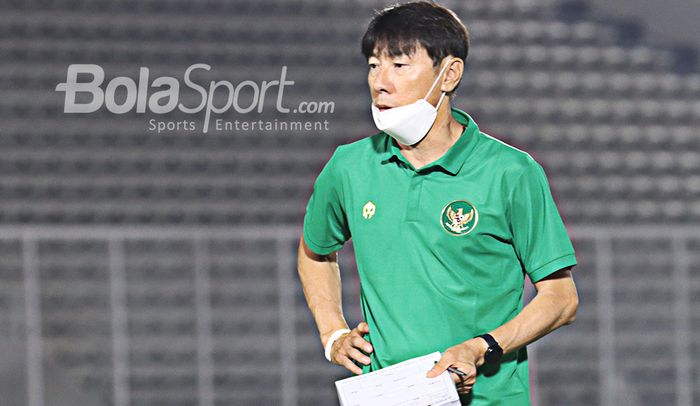 Pelatih timnas Indonesia, Shin Tae-yong, tengah memantau anak asuhnya di Stadion Madya, Senayan, Jakarta, 11 Mei 2021.