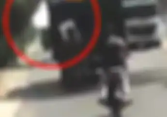 Nekat, Video Bajing Loncat Jarah Alumunium dari atas Truk di Medan, Warga Enggak Berani Mencegah
