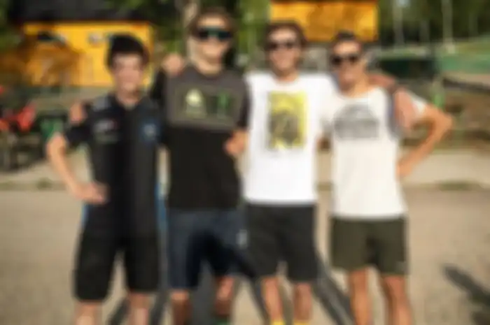 Valentino Rossi foto bareng Celestino Vietti (paling kiri), Luca Marini (kedua dari kiri) dan Franco Morbidelli (paling kanan) sebelum latihan bareng ngegas motor garuk tanah di Crossodromo Monte Coralli, Faenza (Italia)