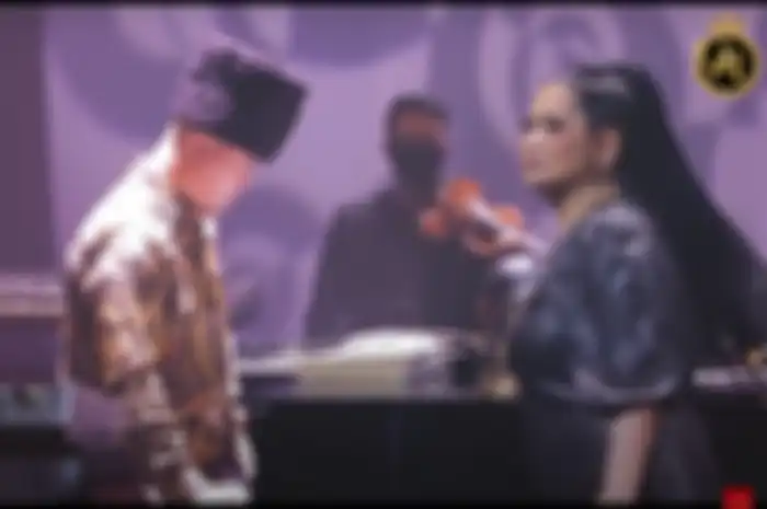 Ahmad Dhani saat tampil bersama Dewa 19 membawakan lagu 'Apa Kabar' milik Vina Panduwinata.