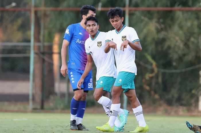 Pemain timnas U-20 Indonesia, Ricky Pratama (kanan), tampak melakukan selebrasi seusai mencetak gol dan disambut Frengky Deaner Missa (kiri) saat uji coba melawan Cakallikli Spor di Lapangan Kempinski Hotel Football, Antalya, Turki, 24 Oktober 2022.