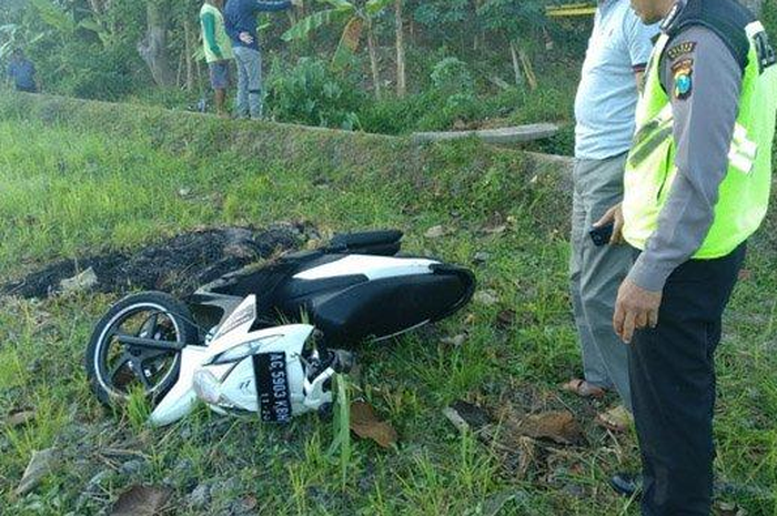 Warga Blitar geger karena mendapatkan mayat beserta motor Honda BeAT tergeletak di pinggir jalan